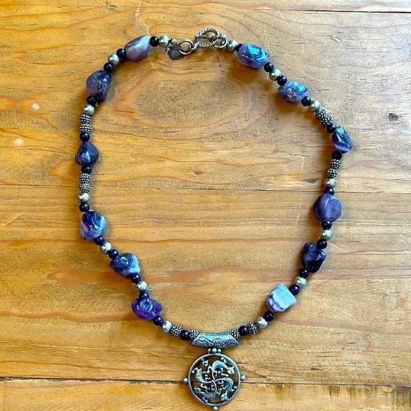 AMETHYSTS AND SILVER NECKLACE WITH LIZARD MEDALLION PENDANT - Picture 1 of 7